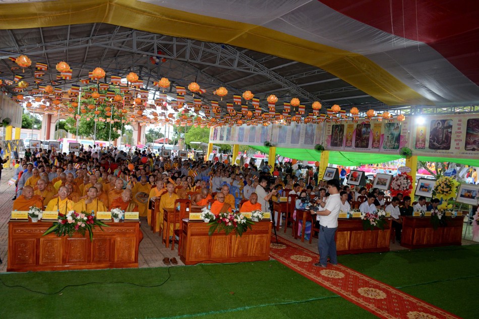 Chư tôn đức chứng minh và đại diện các cơ quan tham dự Chư tôn đức chứng minh và đại diện các cơ quan tham dự