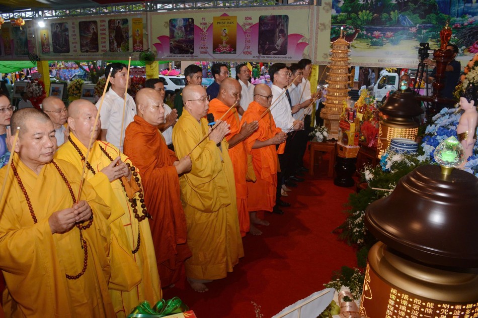 Chư tôn đức và đại diện lãnh đạo niêm hương bạch Phật Chư tôn đức và đại diện lãnh đạo niêm hương bạch Phật