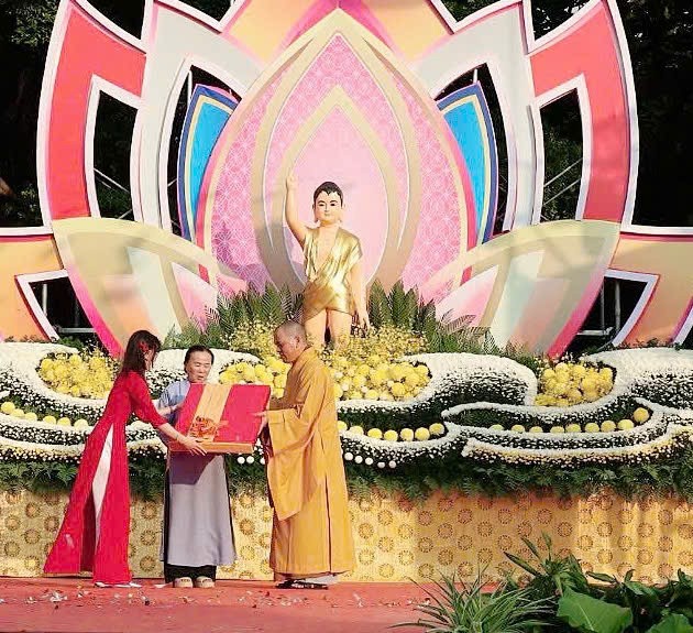 Trao giải nhất đến Phật tử Hoàng Thị Thoa - pháp danh Huệ Quang Trao giải nhất đến Phật tử Hoàng Thị Thoa - pháp danh Huệ Quang