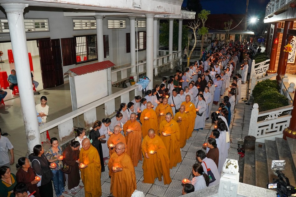 Hoa đăng cúng dường Đức Phật đản sinh Hoa đăng cúng dường Đức Phật đản sinh