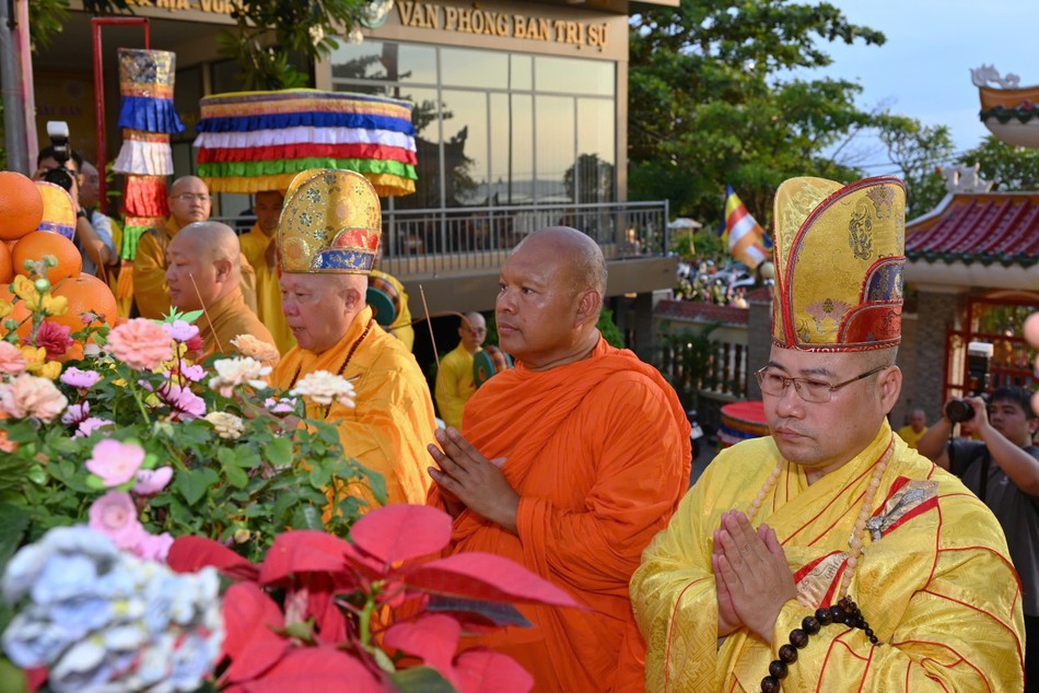 Chư tôn đức cử hành lễ cầu nguyện