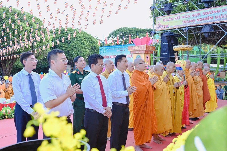 Chư tôn đức cùng đại diện lãnh đạo tỉnh đảnh lễ Tam bảo