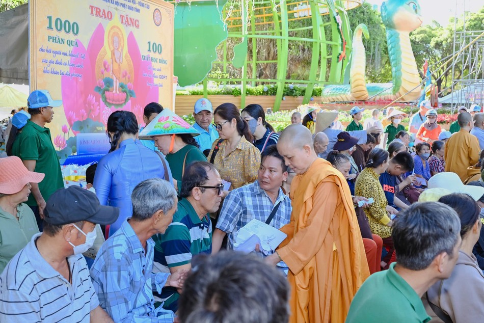 Dịp này, Ban Trị sự trao 1.000 phần quà đến hộ nghèo tại địa phương