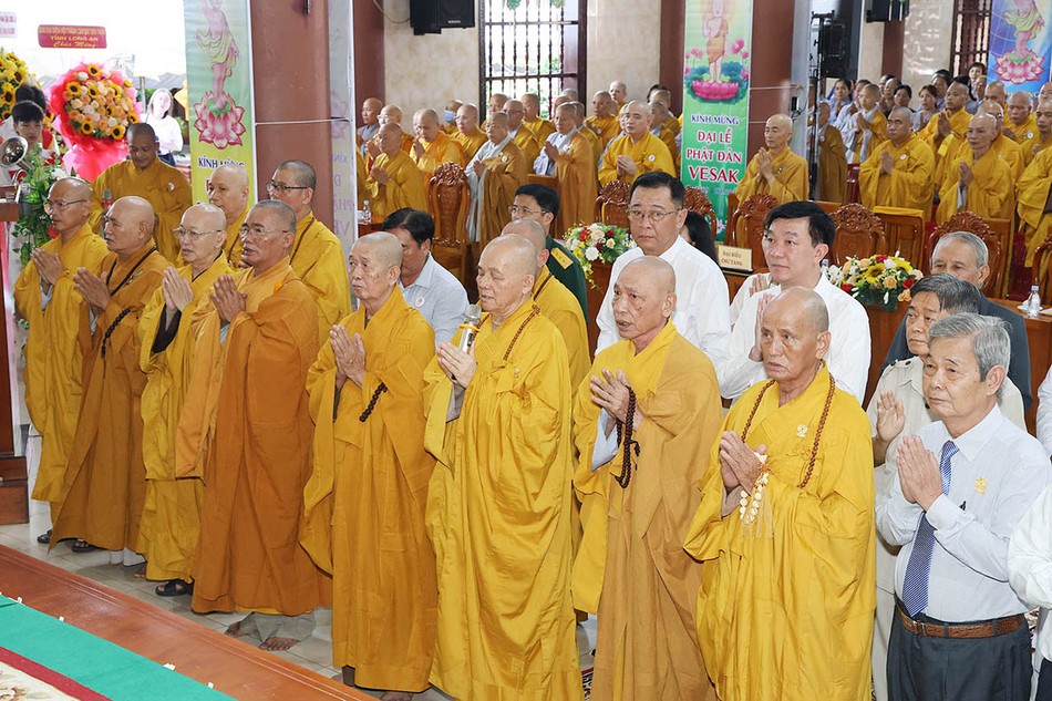 Chư tôn đức chứng minh, lãnh đạo các cơ quan tham dự Chư tôn đức chứng minh, lãnh đạo các cơ quan tham dự