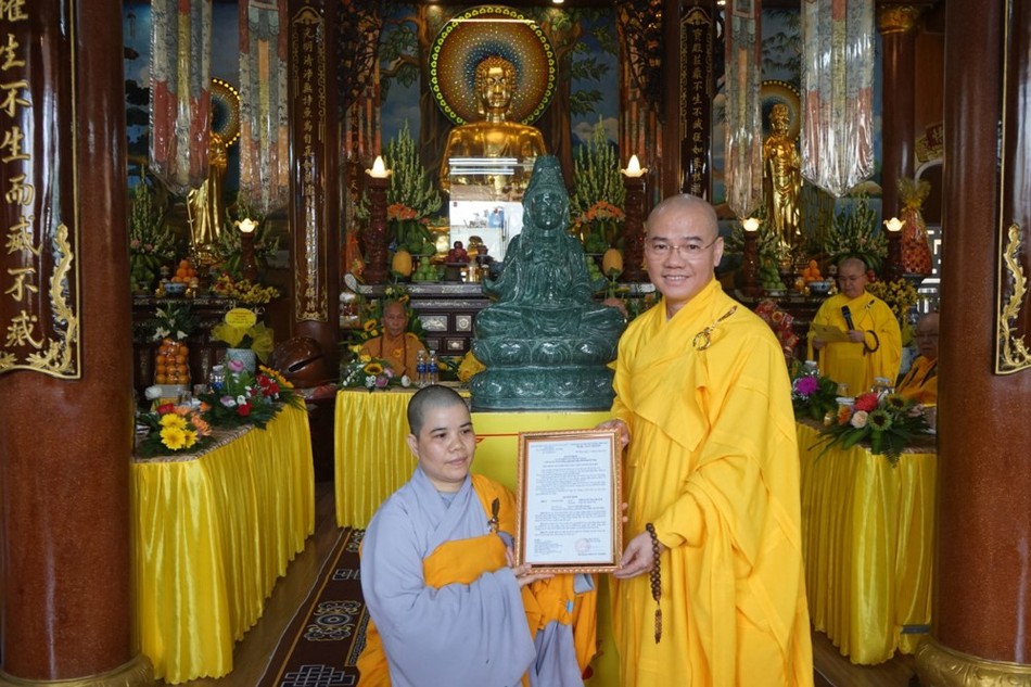 Thượng tọa Thích Thông Đạo trao quyết định đến Sư cô Thích nữ Thanh Quế Thượng tọa Thích Thông Đạo trao quyết định đến Sư cô Thích nữ Thanh Quế