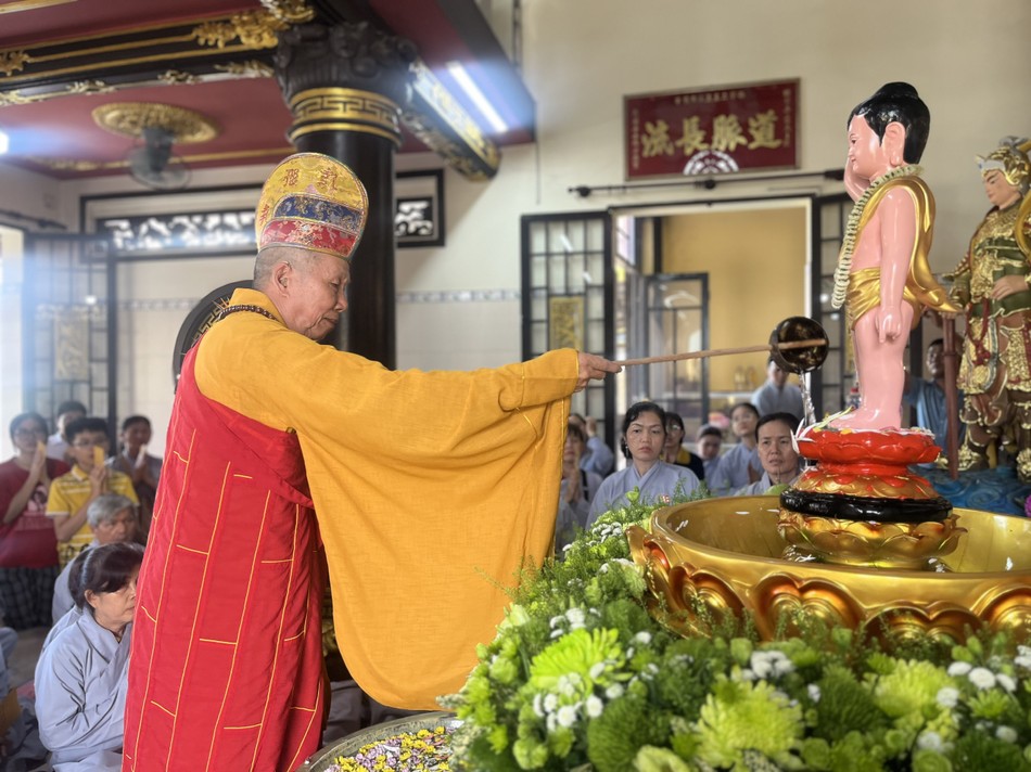 Hòa thượng Thích Giác Trí thực hiện nghi thức Tắm Phật