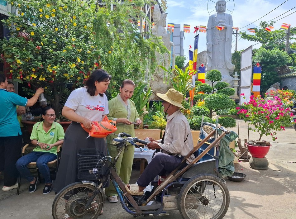 Ban Tổ chức trao quà đến người có hoàn cảnh khó khăn