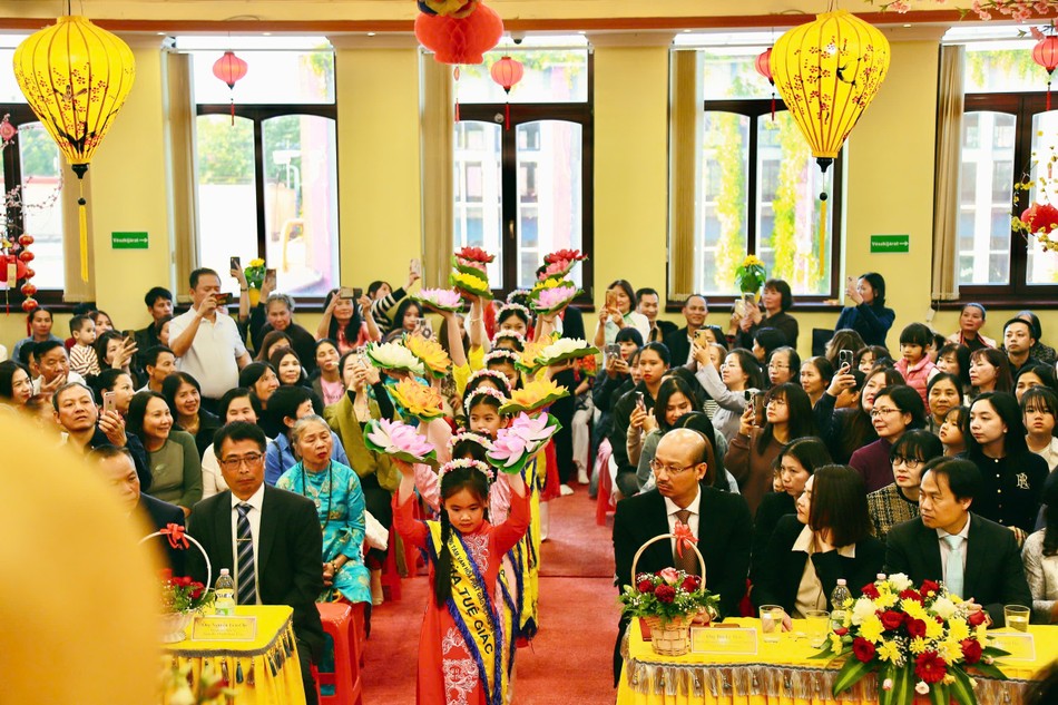 Phật tử dâng hoa cúng dường Phật tử dâng hoa cúng dường