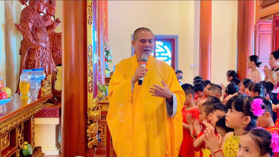 Đại đúc Thích Chúc Huy hướng dẫn các cháu trong buổi sinh hoạt tại chùa Phượng Hoàng Đại đúc Thích Chúc Huy hướng dẫn các cháu trong buổi sinh hoạt tại chùa Phượng Hoàng