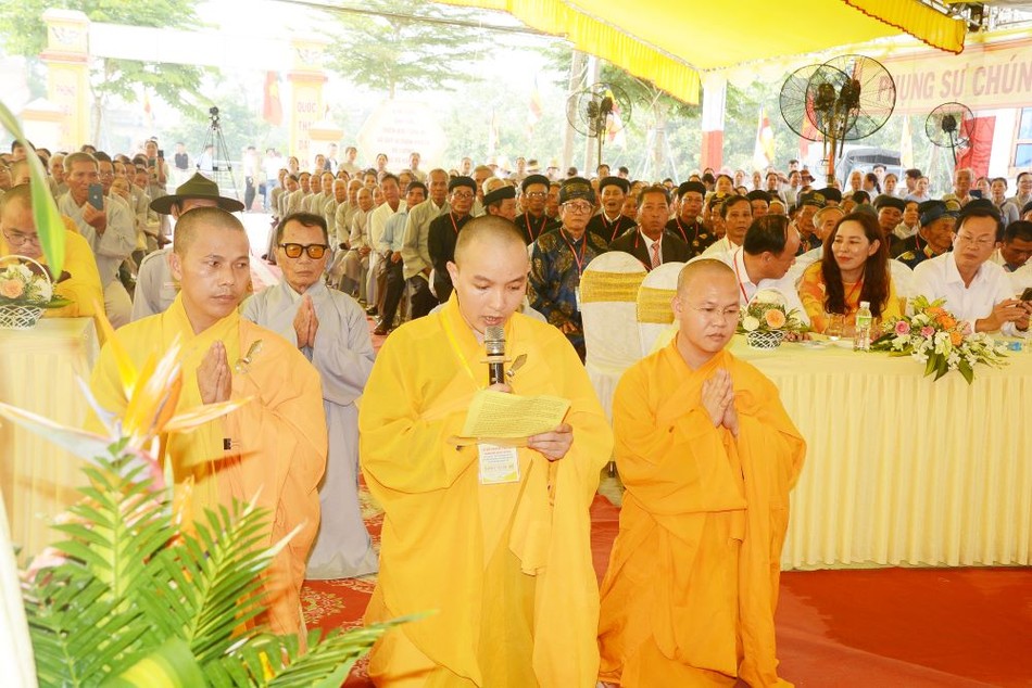 Đại đức Thích Đạo Tánh dâng lời phát nguyện Đại đức Thích Đạo Tánh dâng lời phát nguyện