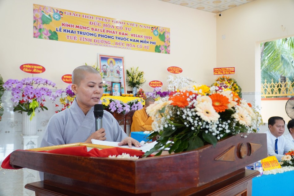 Sư cô Thích nữ Phúc Thuận, trụ trì chùa Đức Hòa phát biểu giới thiệu phòng thuốc Sư cô Thích nữ Phúc Thuận, trụ trì chùa Đức Hòa phát biểu giới thiệu phòng thuốc