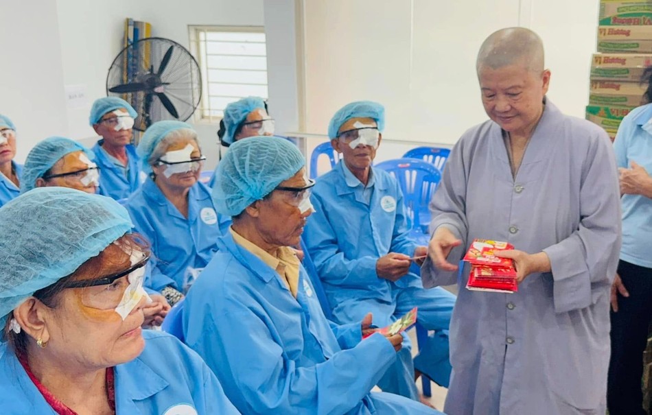 Bệnh nhân nghèo được tài trợ phẫu thuật mắt miễn phí Bệnh nhân nghèo được tài trợ phẫu thuật mắt miễn phí