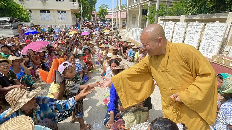 Thăm 600 gia đình gặp khó khăn