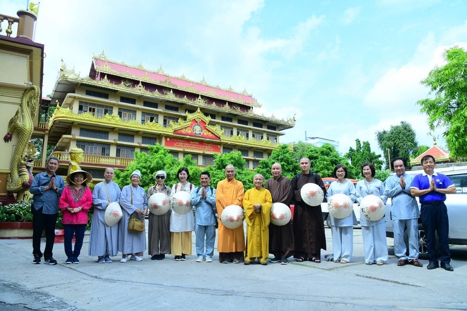 Phái đoàn thăm các tu viện