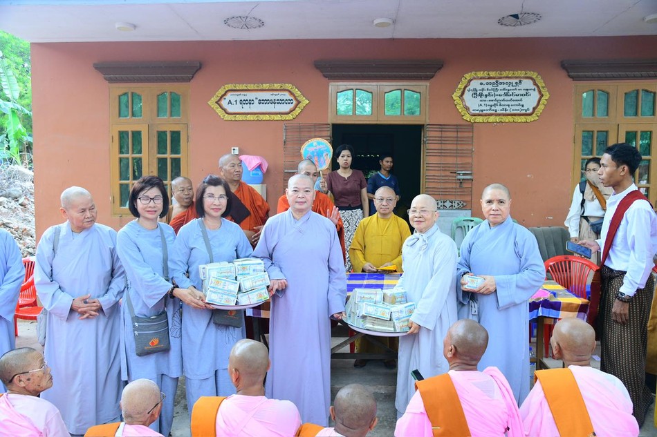 Chư Ni Phân ban Ni giới T.Ư và Phân ban Ni giới TP.HCM cúng dường đến các tu nữ thuộc các Ni viện bang Sagaing