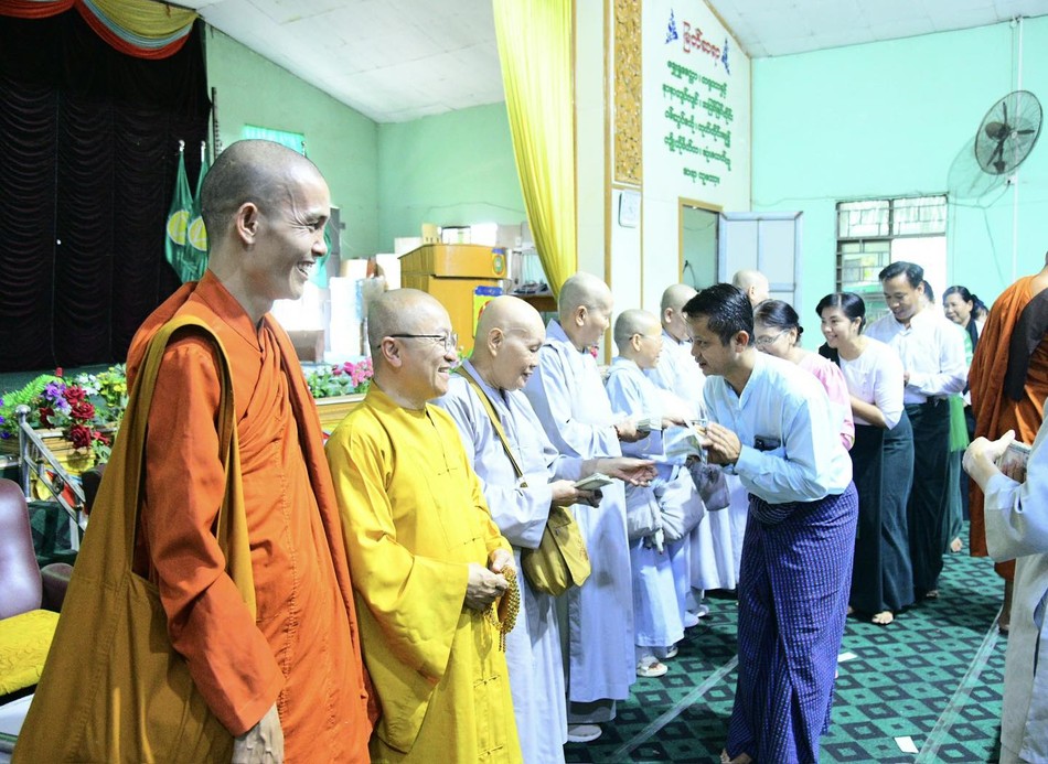 Phái đoàn trao quà tại một trường công lập