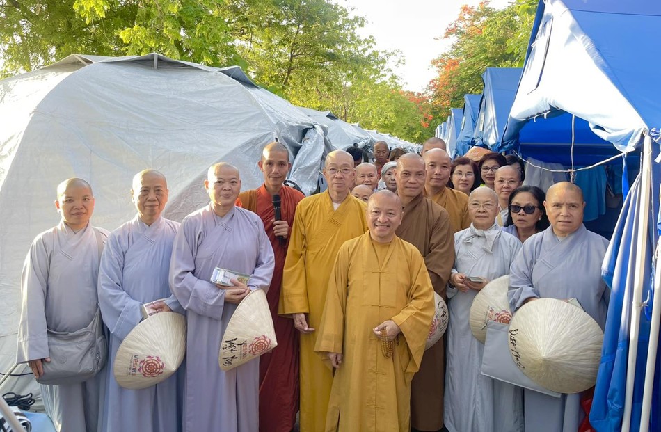 Phái đoàn thăm 142 gia đình sống trong các lều bạt tạm