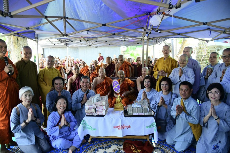 Phái đoàn đã trao tận tay những phần hiện kim đến các nhà sư, tu nữ và 100 vị trụ trì các tu viện thuộc bang Sagaing