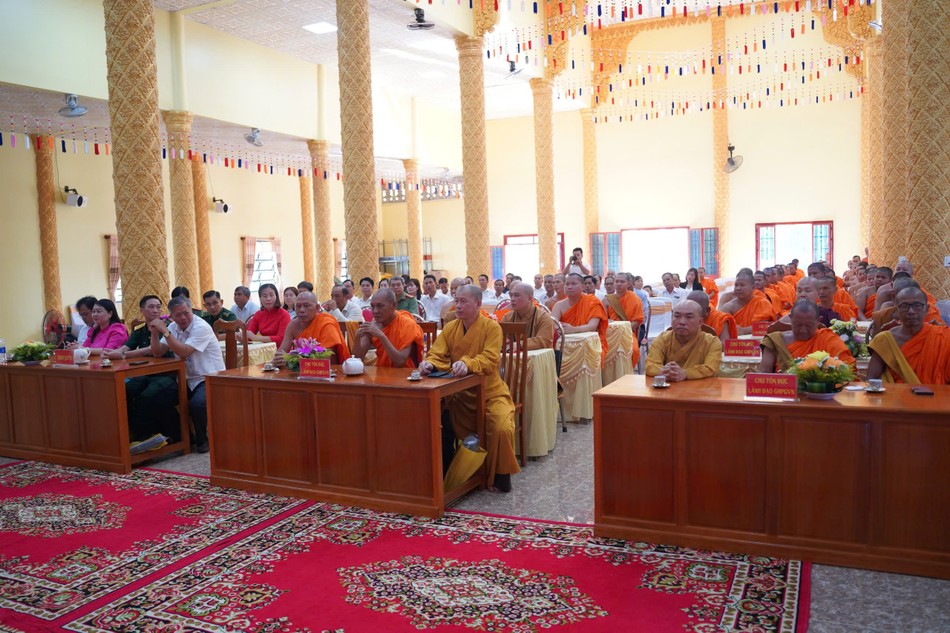 Chư tôn đức, đại diện các cơ quan tham dự