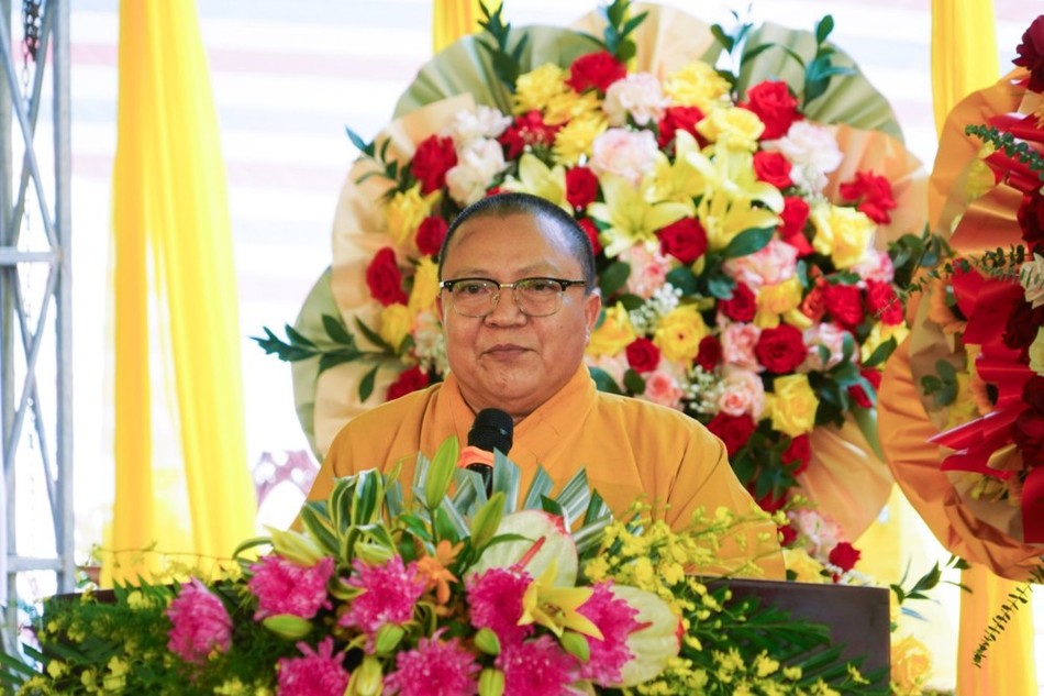 Thượng tọa Thích Huệ Phát đọc lời khai mạc Thượng tọa Thích Huệ Phát đọc lời khai mạc