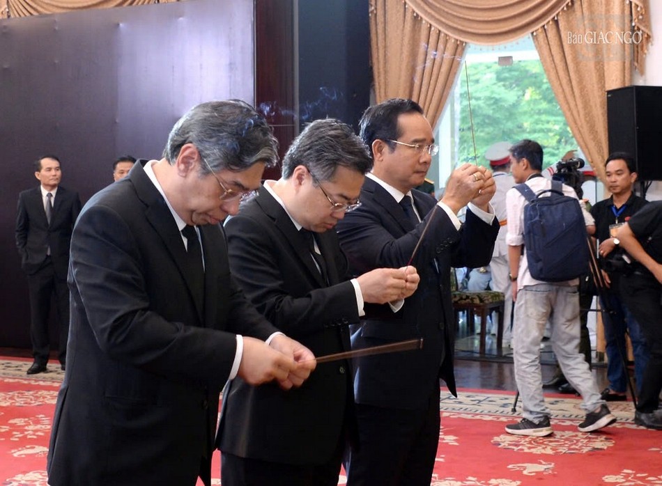 Lãnh đạo Thành ủy, Ủy ban MTTQ TP.HCM dâng hương tưởng niệm nguyên Chủ tịch nước Trần Đức Lương tại Hội trường Thống Nhất Lãnh đạo Thành ủy, Ủy ban MTTQ TP.HCM dâng hương tưởng niệm nguyên Chủ tịch nước Trần Đức Lương tại Hội trường Thống Nhất