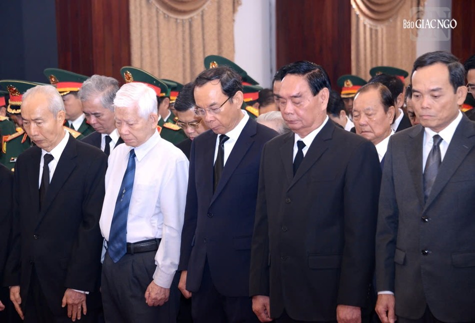 Lãnh đạo, nguyên lãnh đạo trung ương và TP.HCM trong phút mặc niệm - Ảnh: Bảo Toàn