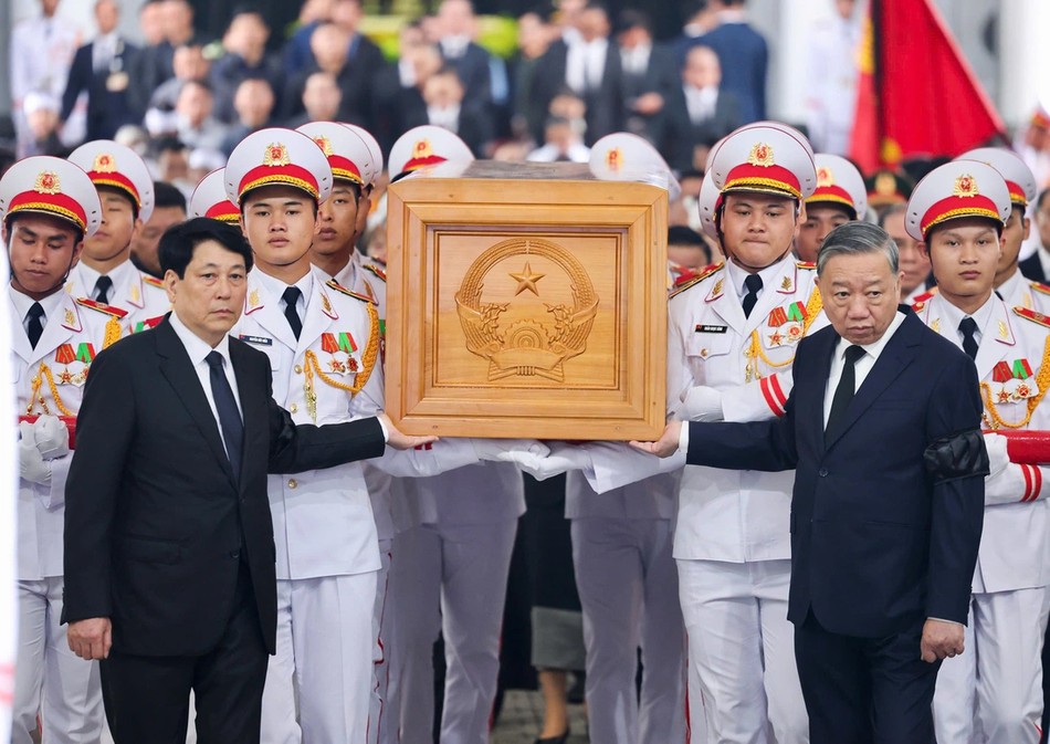 Tiễn biệt linh cữu nguyên Chủ tịch nước Trần Đức Lương về quê nhà Quảng Ngãi - Ảnh: BCP