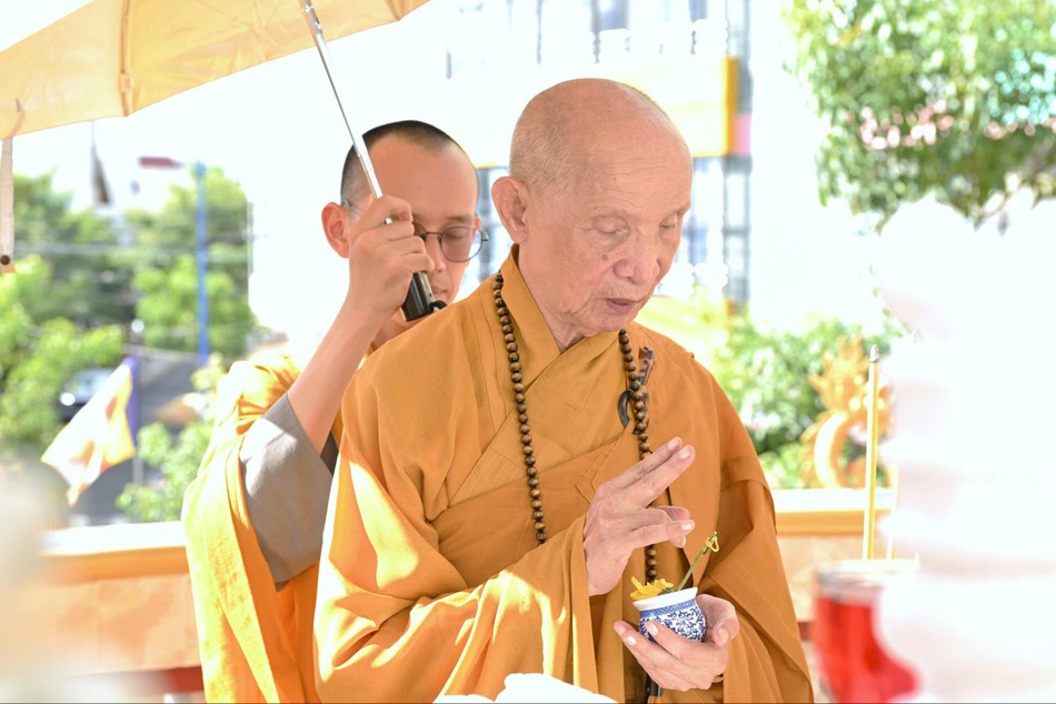 Hòa thượng Thích Giác Hạnh sái tịnh Hòa thượng Thích Giác Hạnh sái tịnh