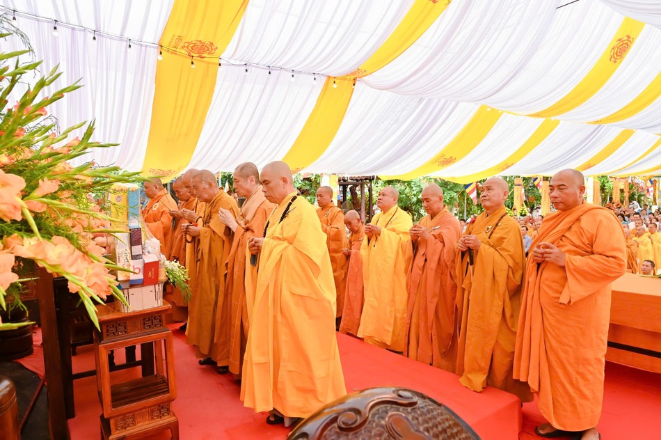 Chư tôn đức niêm hương bạch Phật, cầu nguyện công trình xây dựng đại hùng bảo điện Linh Sơn cổ tự sớm được hoàn thành