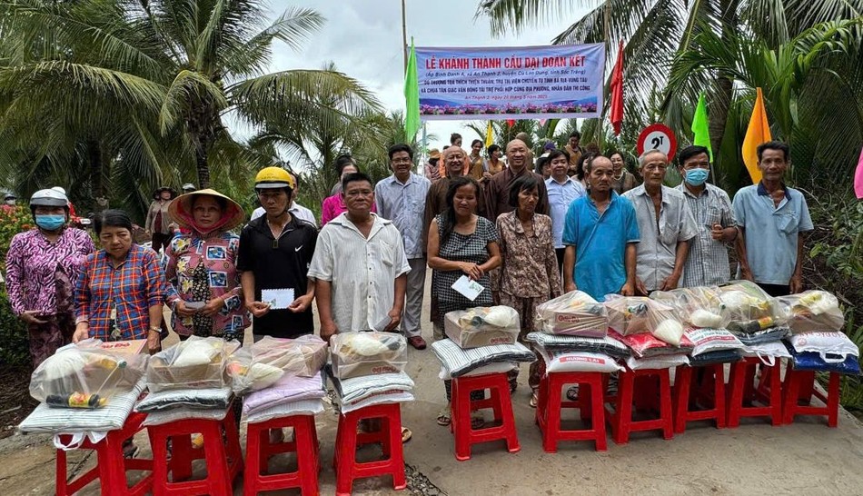 Đoàn từ thiện đã tặng 100 phần quà đến bà con khó khăn H.Cù Lao Dung, Sóc Trăng Đoàn từ thiện đã tặng 100 phần quà đến bà con khó khăn H.Cù Lao Dung, Sóc Trăng