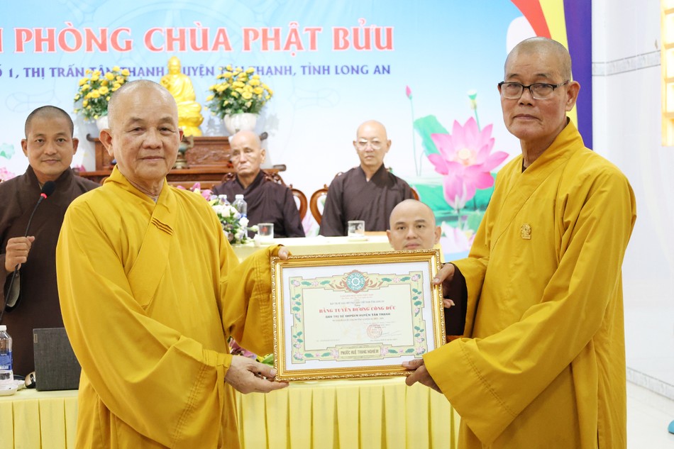 Ban Thường trực Ban Trị sự GHPGVN tỉnh Long An đã trao bằng tuyên dương công đức đến các tập thể, cá nhân Ban Thường trực Ban Trị sự GHPGVN tỉnh Long An đã trao bằng tuyên dương công đức đến các tập thể, cá nhân