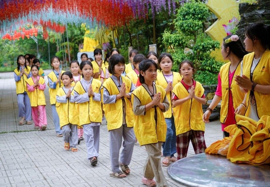 Các em thiếu nhi tham dự khóa tu mùa hè tại chùa Chí Linh Các em thiếu nhi tham dự khóa tu mùa hè tại chùa Chí Linh