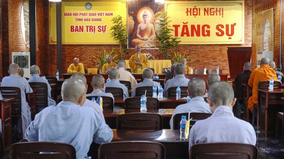 Sau Lễ Bố-tát, chư tôn đức Tăng Ni tham dự buổi họp định kỳ