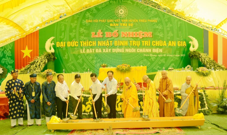 Chư tôn đức và đại diện lãnh đạo tỉnh thực hiện nghi thức động thổ khởi công trùng tu chánh điện chùa An Giạ
