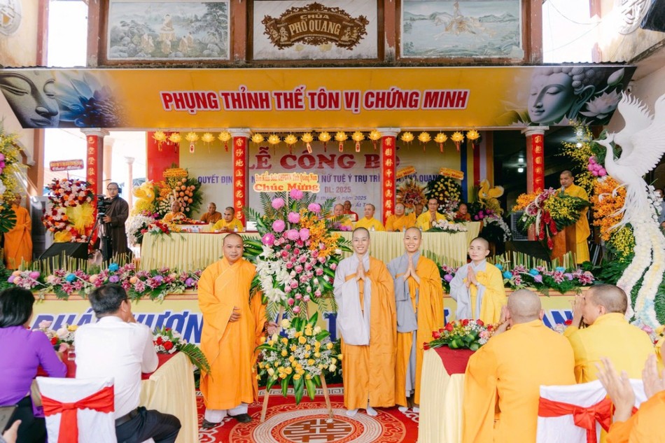 Sư cô tân trụ trị nhận hoa chúc mừng Sư cô tân trụ trị nhận hoa chúc mừng
