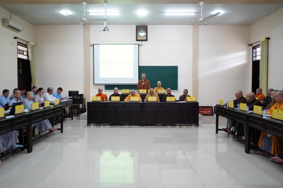 Chư tôn đức chứng minh và chủ tọa phiên họp