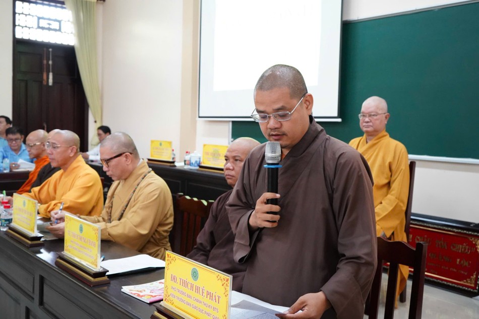 Đại đức Thích Huệ Phát báo cáo tại phiên họp