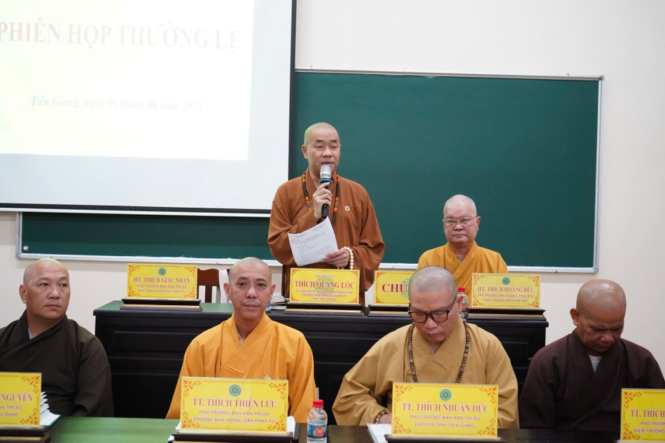 Thượng tọa Thích Quảng Lộc phát biểu tại buổi họp