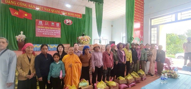 Đoàn từ thiện tặng quà đến đồng bào dân tộc thiểu số tại xã Ea Tul, H.Cư M’gar Đoàn từ thiện tặng quà đến đồng bào dân tộc thiểu số tại xã Ea Tul, H.Cư M’gar