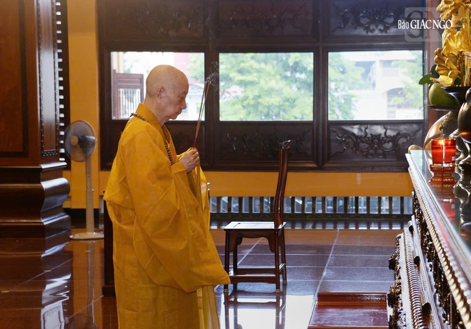 Đức Pháp chủ niêm hương bạch Phật tại chánh điện Việt Nam Quốc Tự Đức Pháp chủ niêm hương bạch Phật tại chánh điện Việt Nam Quốc Tự