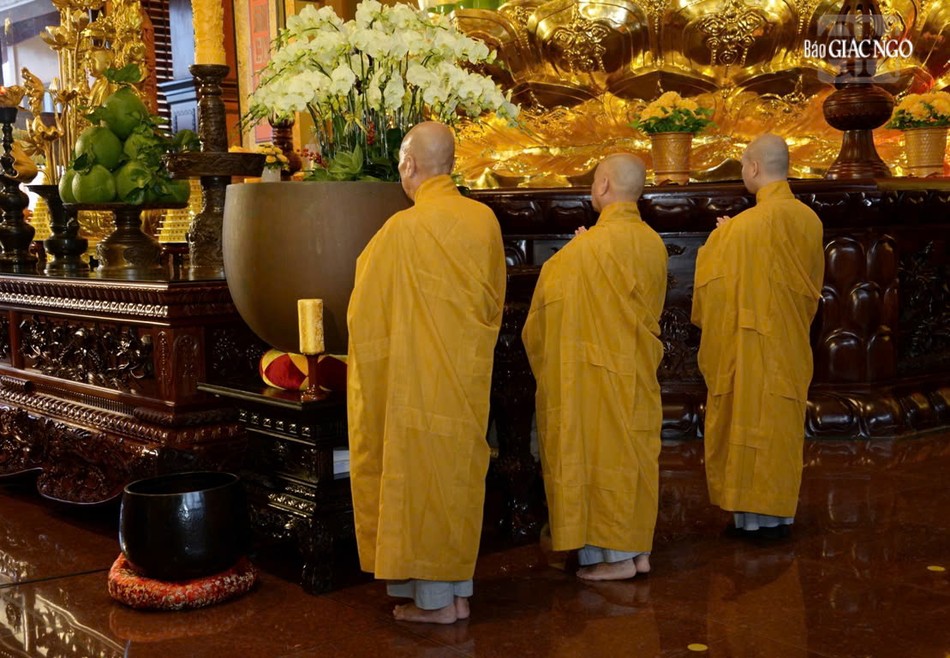 Chư Tăng tại chánh điện Việt Nam Quốc Tự Chư Tăng tại chánh điện Việt Nam Quốc Tự