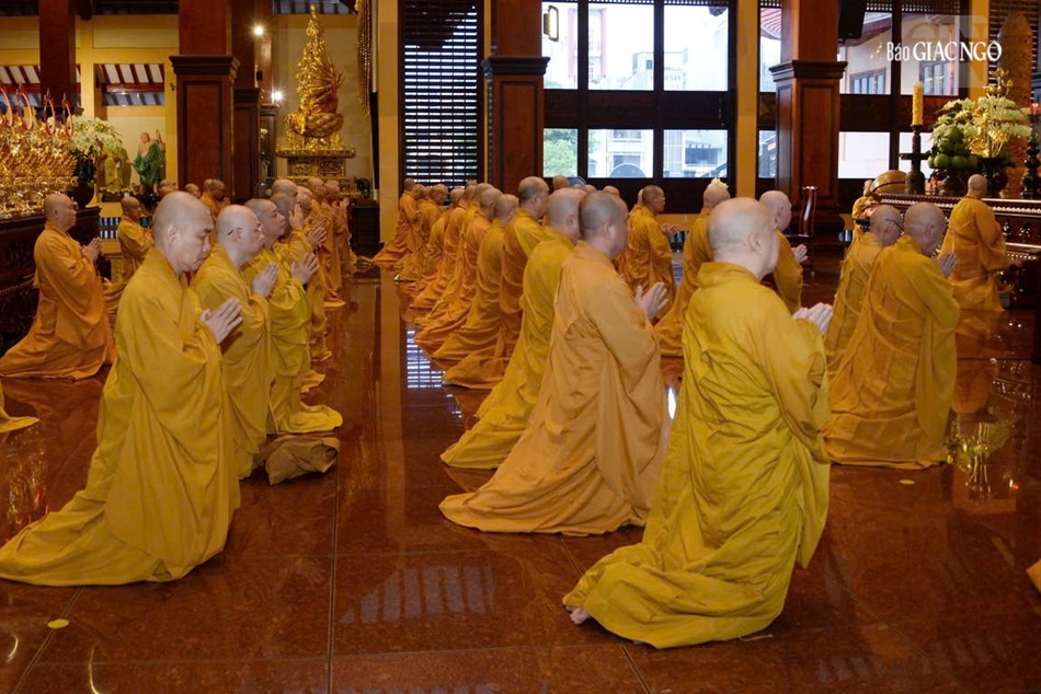 Trang nghiêm đảnh lễ Tam bảo Trang nghiêm đảnh lễ Tam bảo