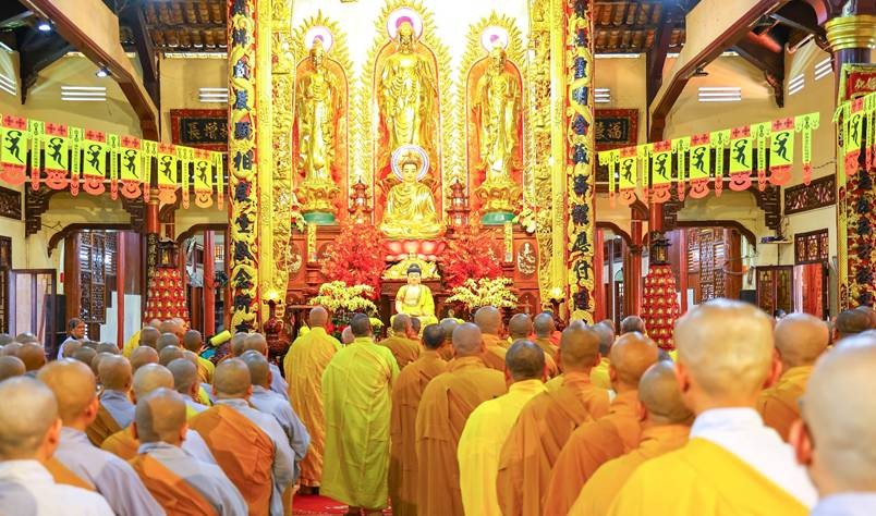 Chư tôn đức đảnh lễ Tam bảo tại chánh điện chùa Châu Long Chư tôn đức đảnh lễ Tam bảo tại chánh điện chùa Châu Long