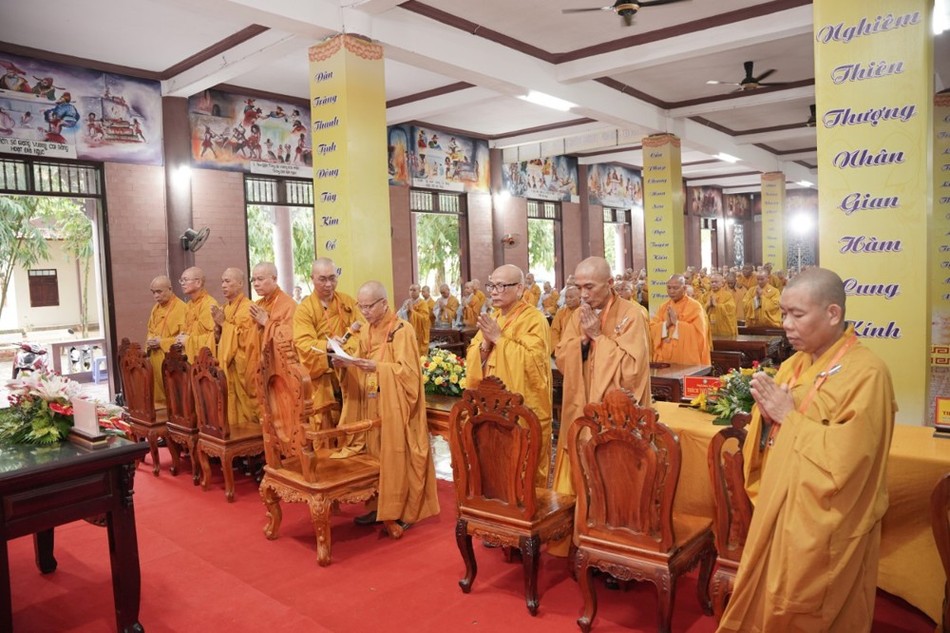 Hòa thượng Thích Hạnh Thể dâng lời tri ân Trưởng lão Hòa thượng Chứng minh