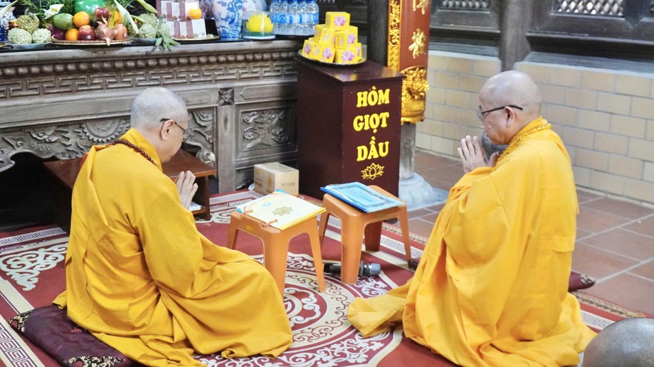 Hoà thượng Thích Thanh Đạt và Thượng tọa Thích Thanh Hùng tác pháp đối thú hàng Thượng tọa Hoà thượng Thích Thanh Đạt và Thượng tọa Thích Thanh Hùng tác pháp đối thú hàng Thượng tọa