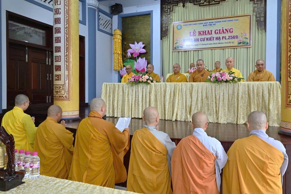 Đại diện hành giả an cư dâng lời phát nguyện Đại diện hành giả an cư dâng lời phát nguyện