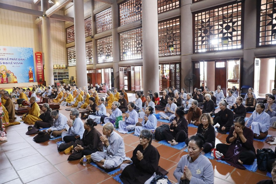 Phật tử tham gia khóa lễ Phật tử tham gia khóa lễ