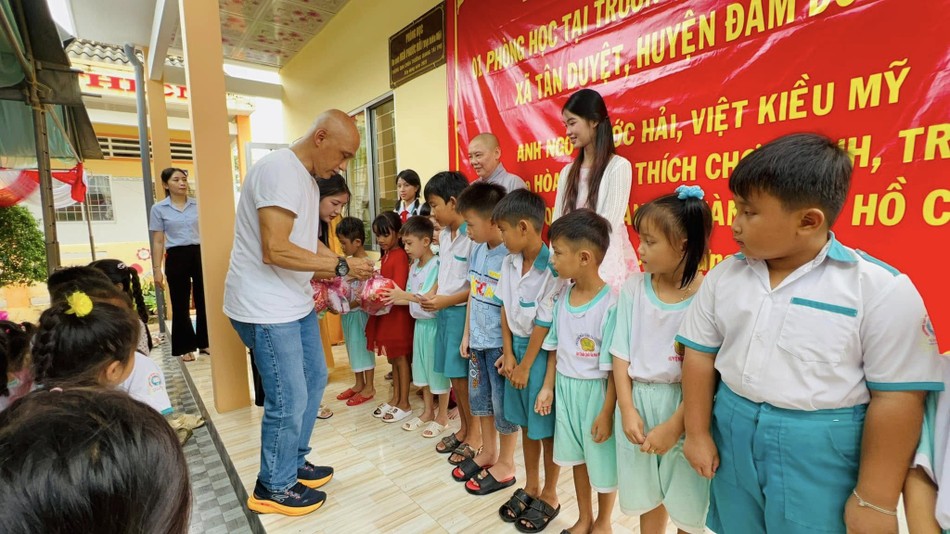 Ông Ngô Phước Hải trao quà cho học sinh Ông Ngô Phước Hải trao quà cho học sinh