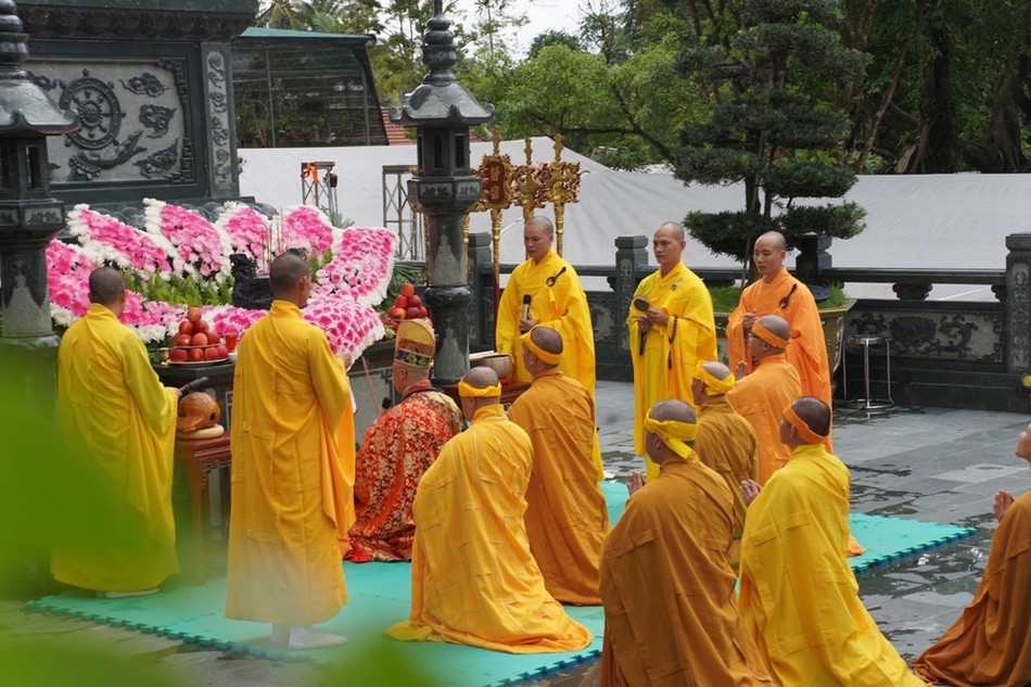 Lễ tưởng niệm trước bảo tháp Từ Ân trong khuôn viên tu viện An Lạc