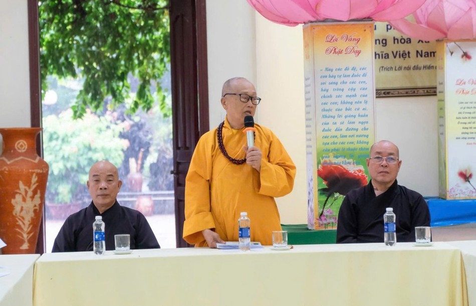 Hòa thượng Thích Tánh Nhiếp chủ trì buổi họp